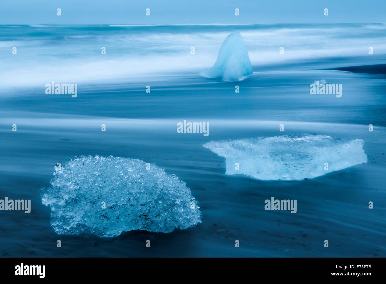 Ghiaccio sulla spiaggia di sabbia nera a Jökulsárlón, Islanda Orientale Foto Stock