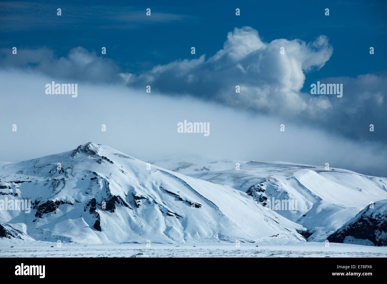 Harfursey nella neve, Myrdalssandur, sud dell'Islanda Foto Stock