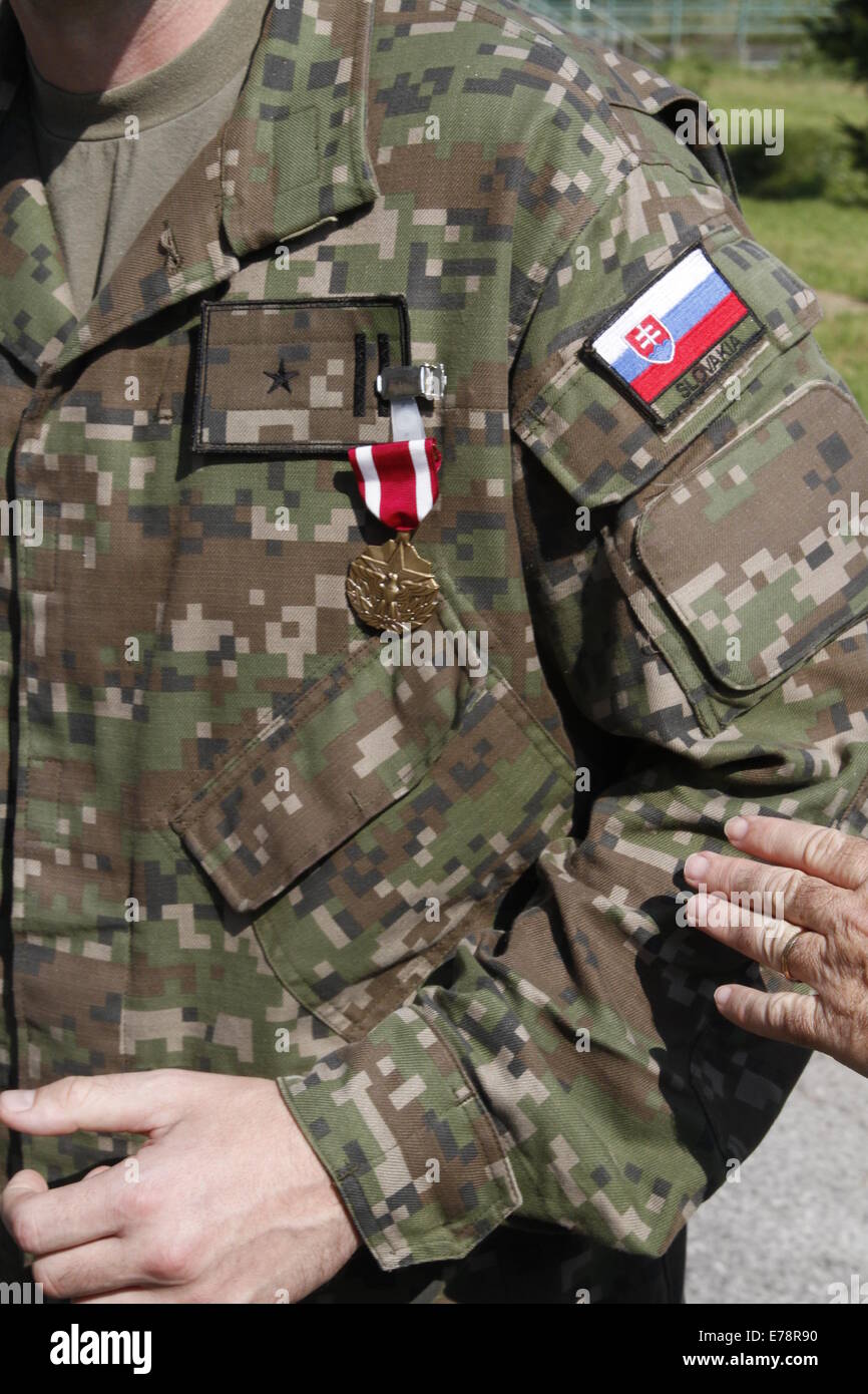 Novaky, Slovacchia. 9 Sep, 2014. Un membro dell'EOD (l'eliminazione degli ordigni esplosivi) ramo riceve una Stella di Bronzo in Novaky, Slovacchia, sul Sett. 9, 2014. Slovacca Forze armate EOD ramo ha commemorato i loro compagni caduti in Novaky martedì. © Erik Adamson/Xinhua/Alamy Live News Foto Stock