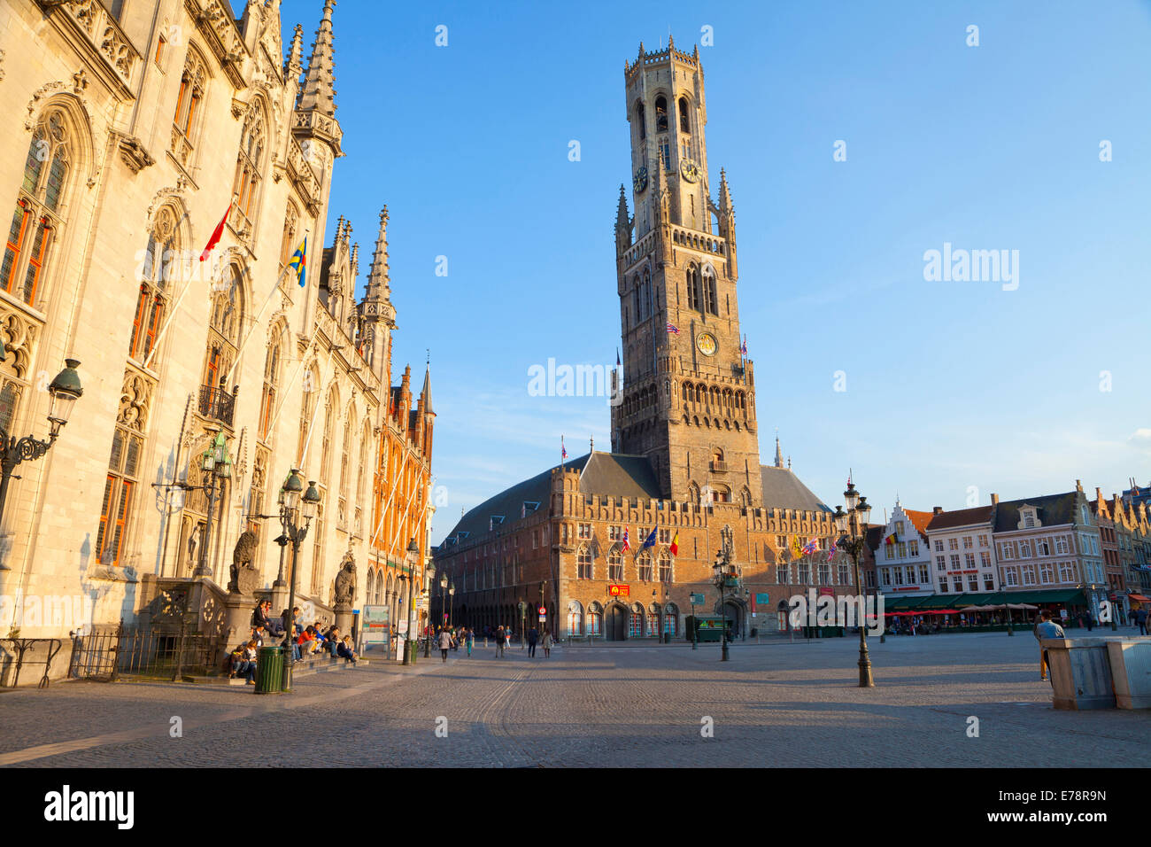 Il campanile e la Piazza del Mercato nel centro storico di Bruges, Belgio Foto Stock