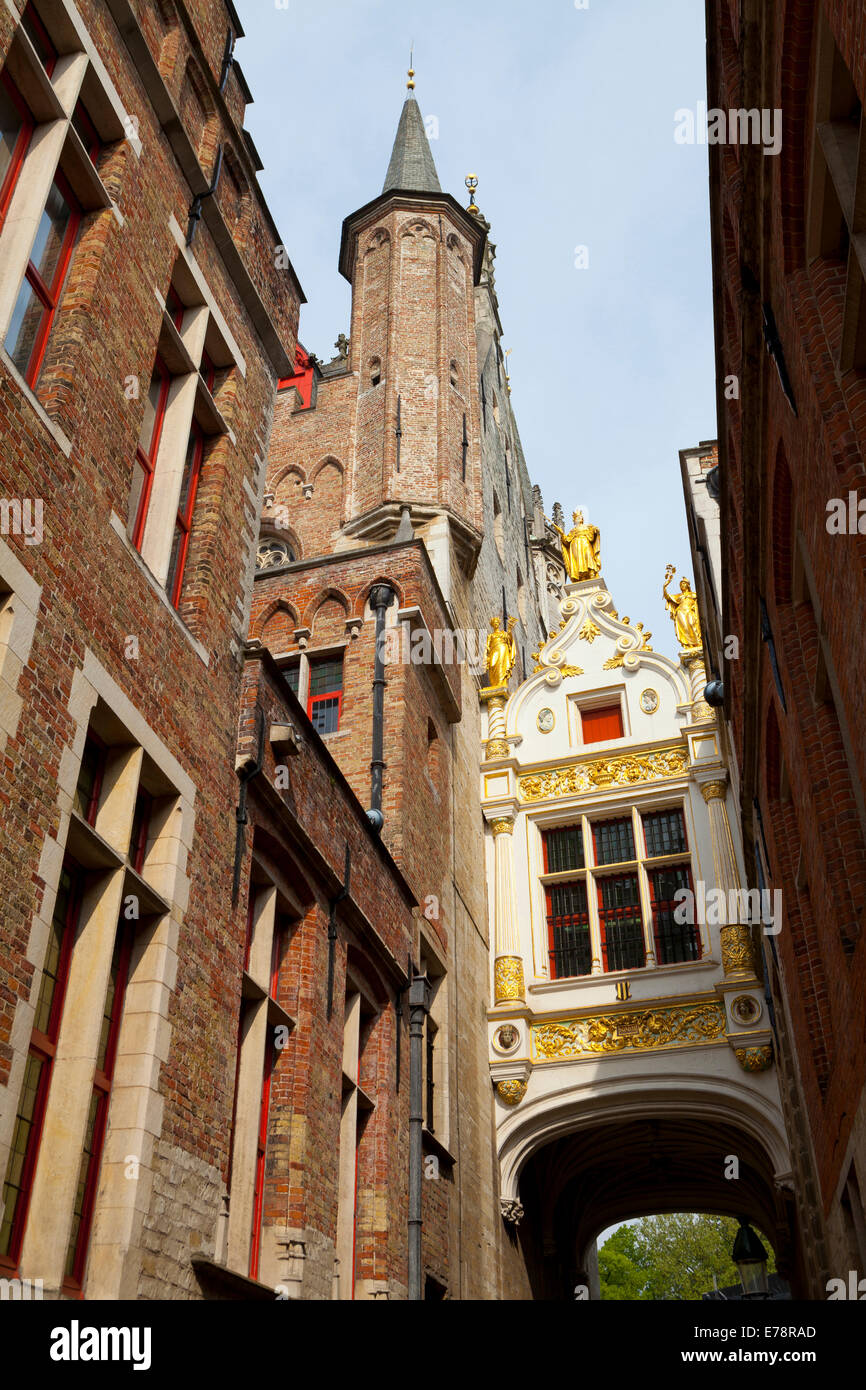 Passerella arcuata al di sopra del cieco Vicolo di asino, Bruges, Belgio Foto Stock