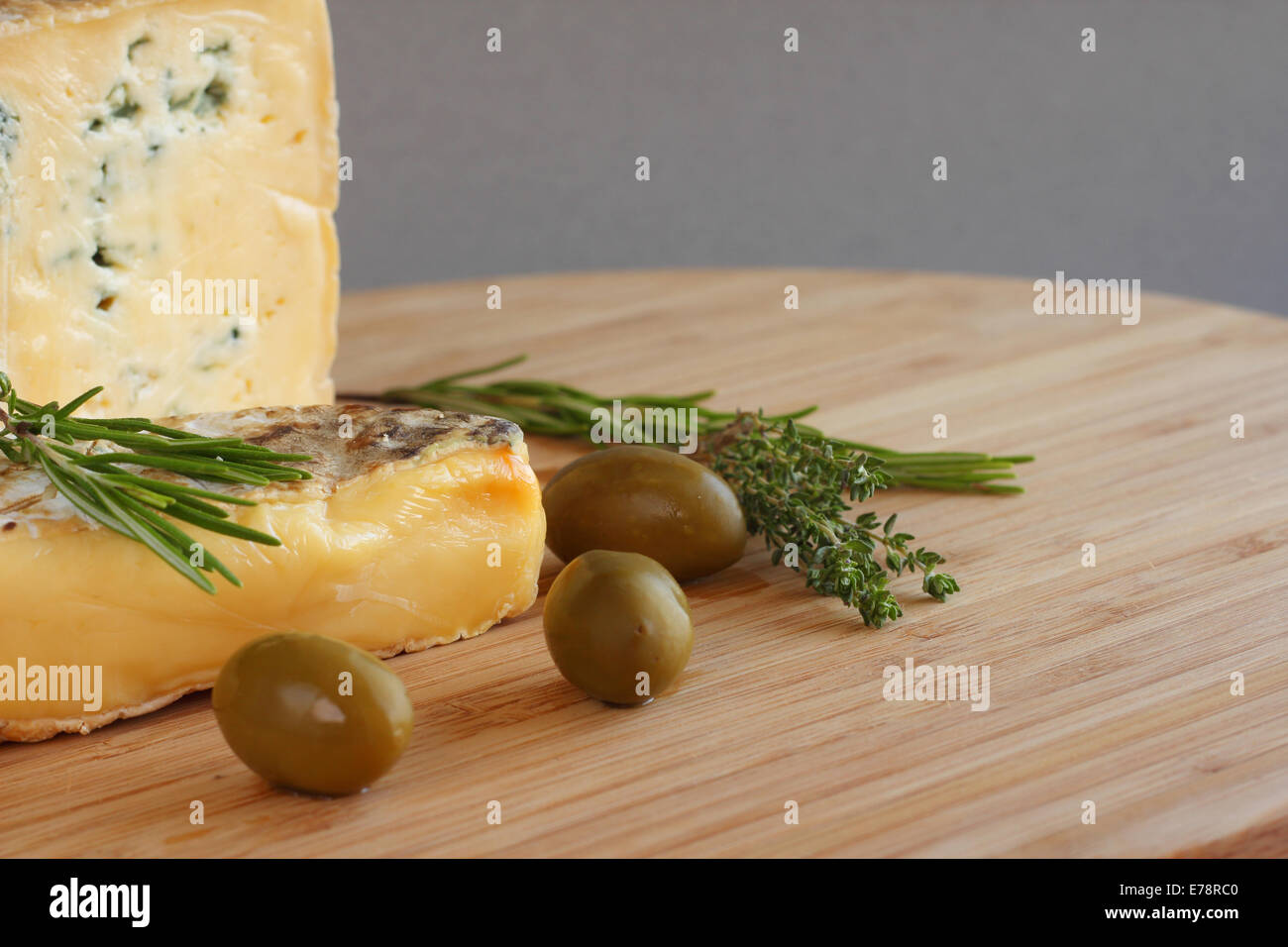 Il formaggio e le olive composizione sul tavolo di legno Foto Stock