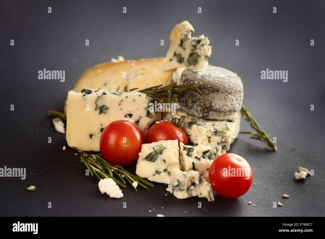 Il Roquefort e composizione su sfondo scuro Foto Stock