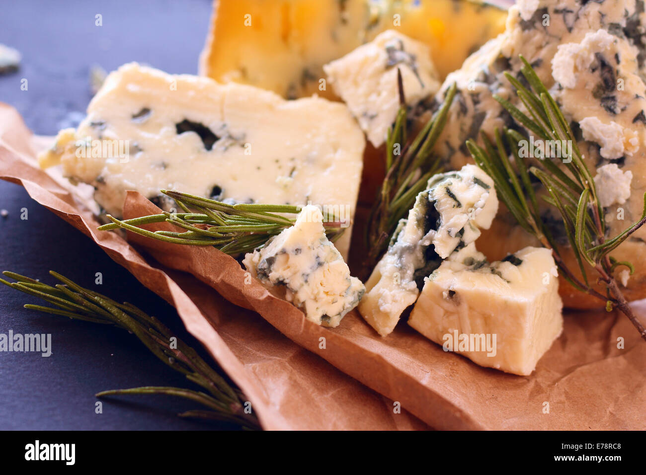 Il Roquefort e composizione su sfondo scuro Foto Stock