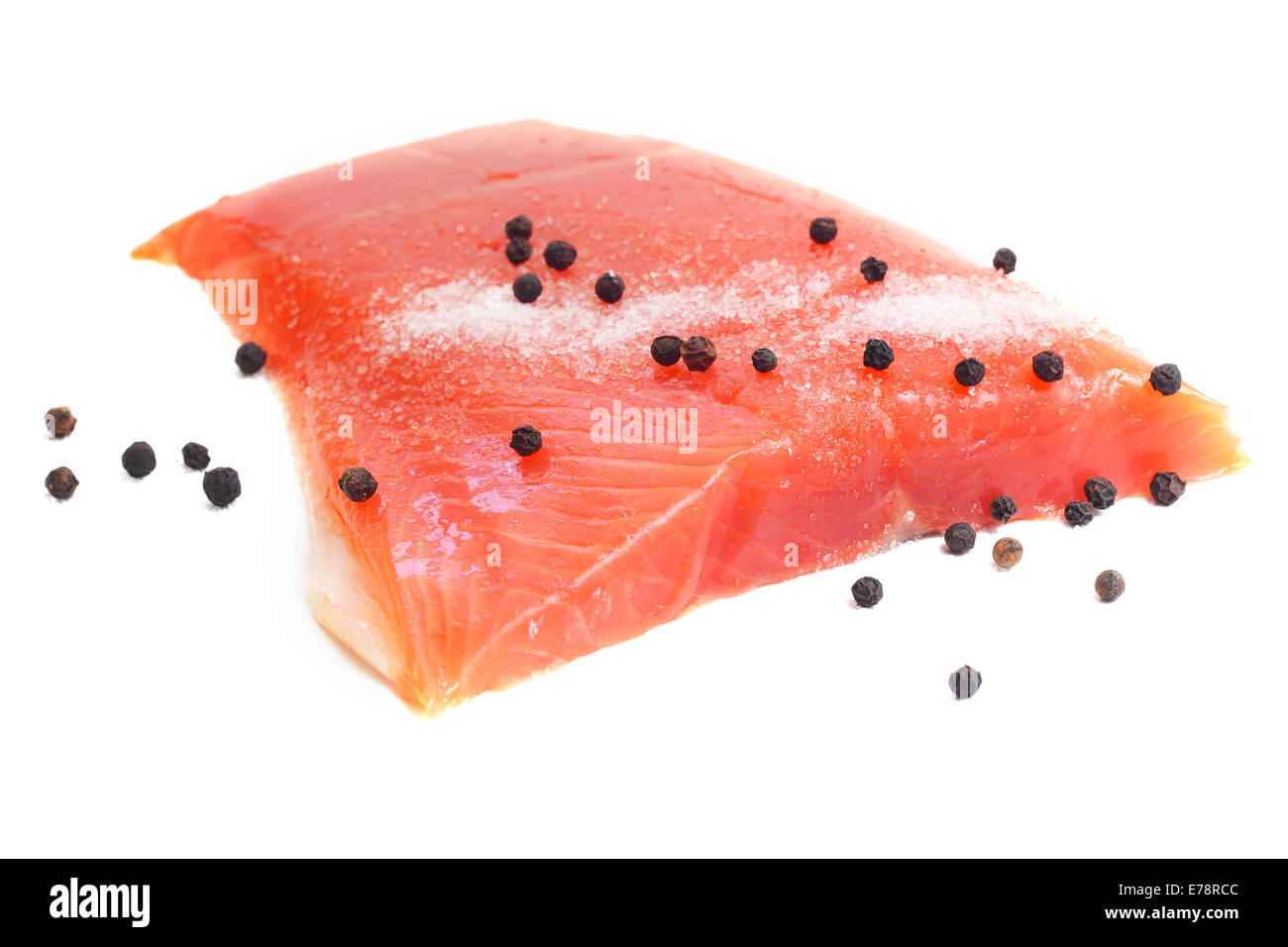 Salmone salato crudo filetto isolati su sfondo bianco Foto Stock