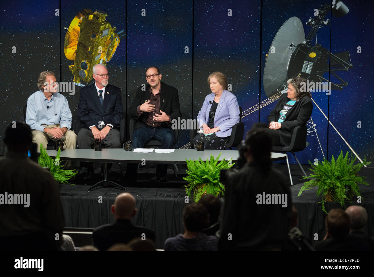 Il team scientifico di New Horizons, tra cui il Dr. John Spencer e altri ricercatori, discute i risultati della missione su Plutone e il sistema solare esterno. Il team ha condiviso informazioni durante una presentazione presso la sede della NASA a Washington, D.C. Foto Stock