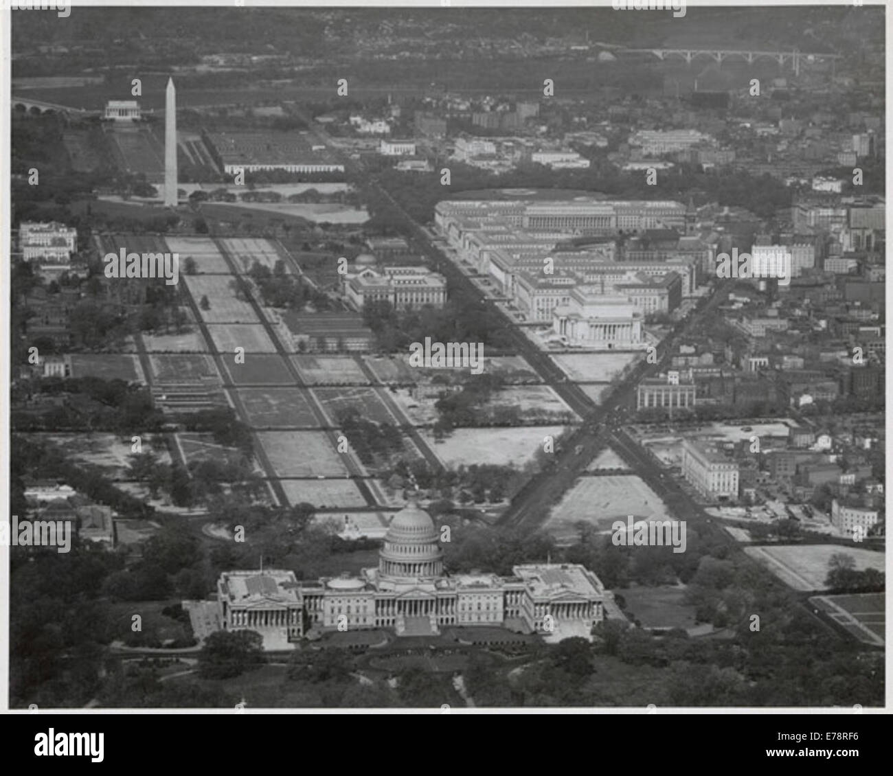 Questa fotografia aerea del 1936 cattura il Campidoglio e il Triangolo Federale di Washington, D.C., mostrando l'architettura monumentale e il layout di questa iconica area governativa. Foto Stock