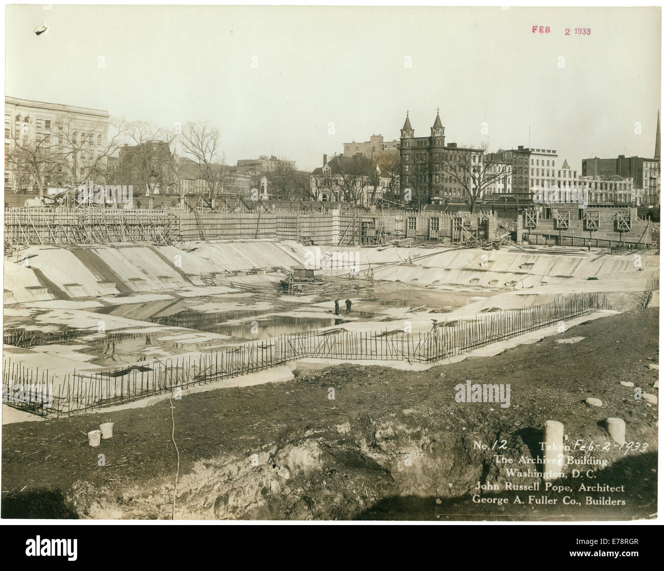 Una fotografia storica che cattura la costruzione del National Archives Building a Washington, D.C., mostrando le prime fasi dell'iconica struttura del governo degli Stati Uniti. Foto Stock