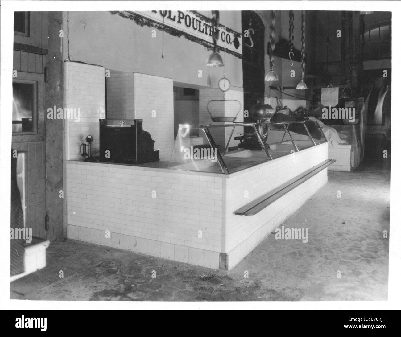 Una fotografia che mostra uno stand di pollame al Center Market di Washington, D.C., all'inizio del XX secolo. L'immagine mostra il ruolo del mercato nel commercio della città e nel commercio locale. Foto Stock