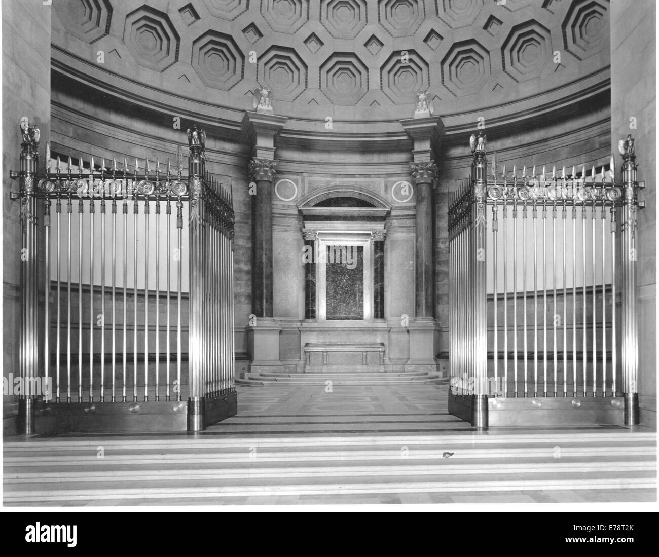Una fotografia dell'ingresso a una sala espositiva, che mostra un caso espositivo centrale. L'immagine mette in evidenza l'area espositiva e l'accesso pubblico alle mostre all'interno dell'edificio. Foto Stock