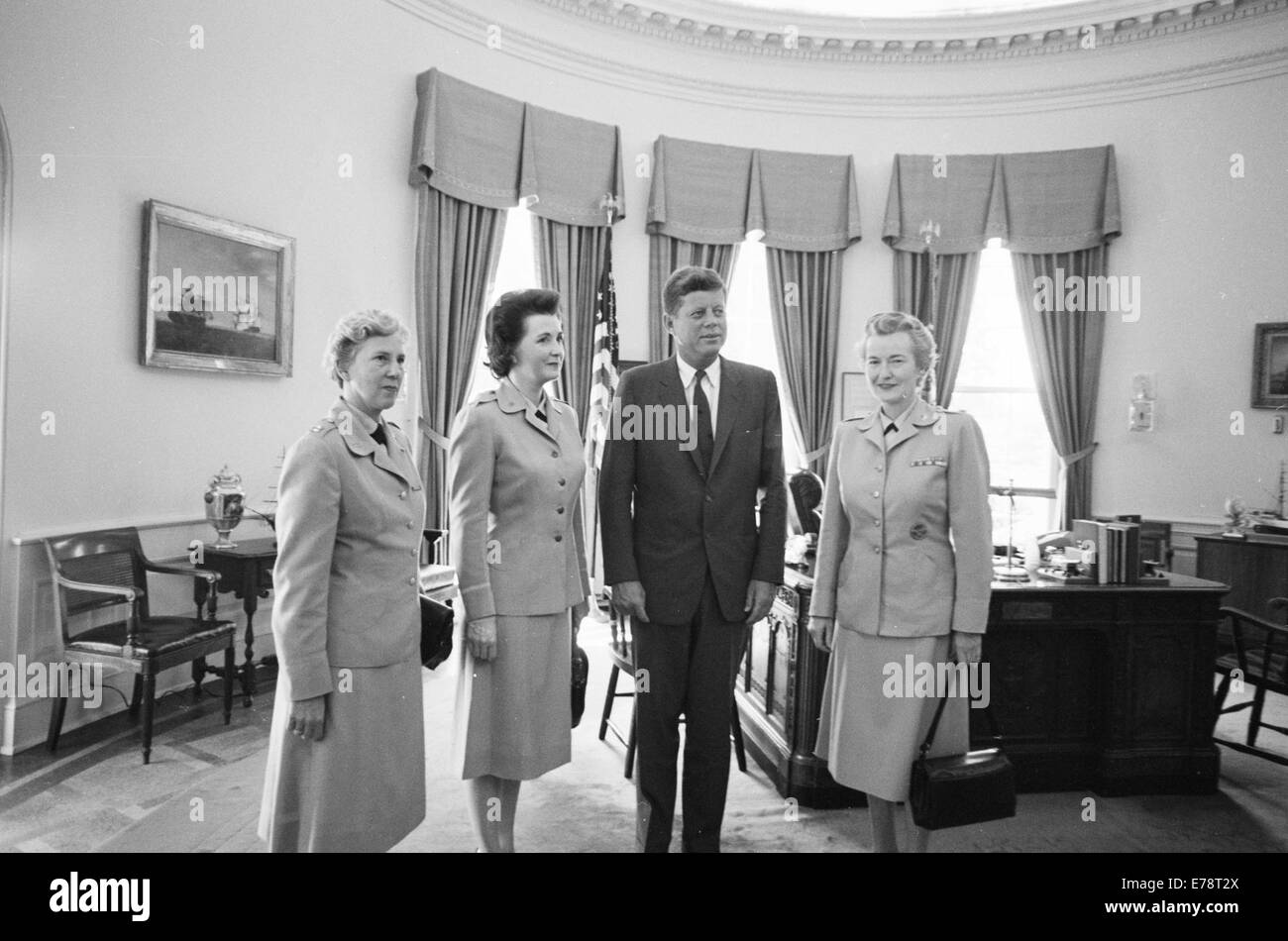 Il presidente John F Kennedy con rappresentanti delle donne Esercito Foto Stock