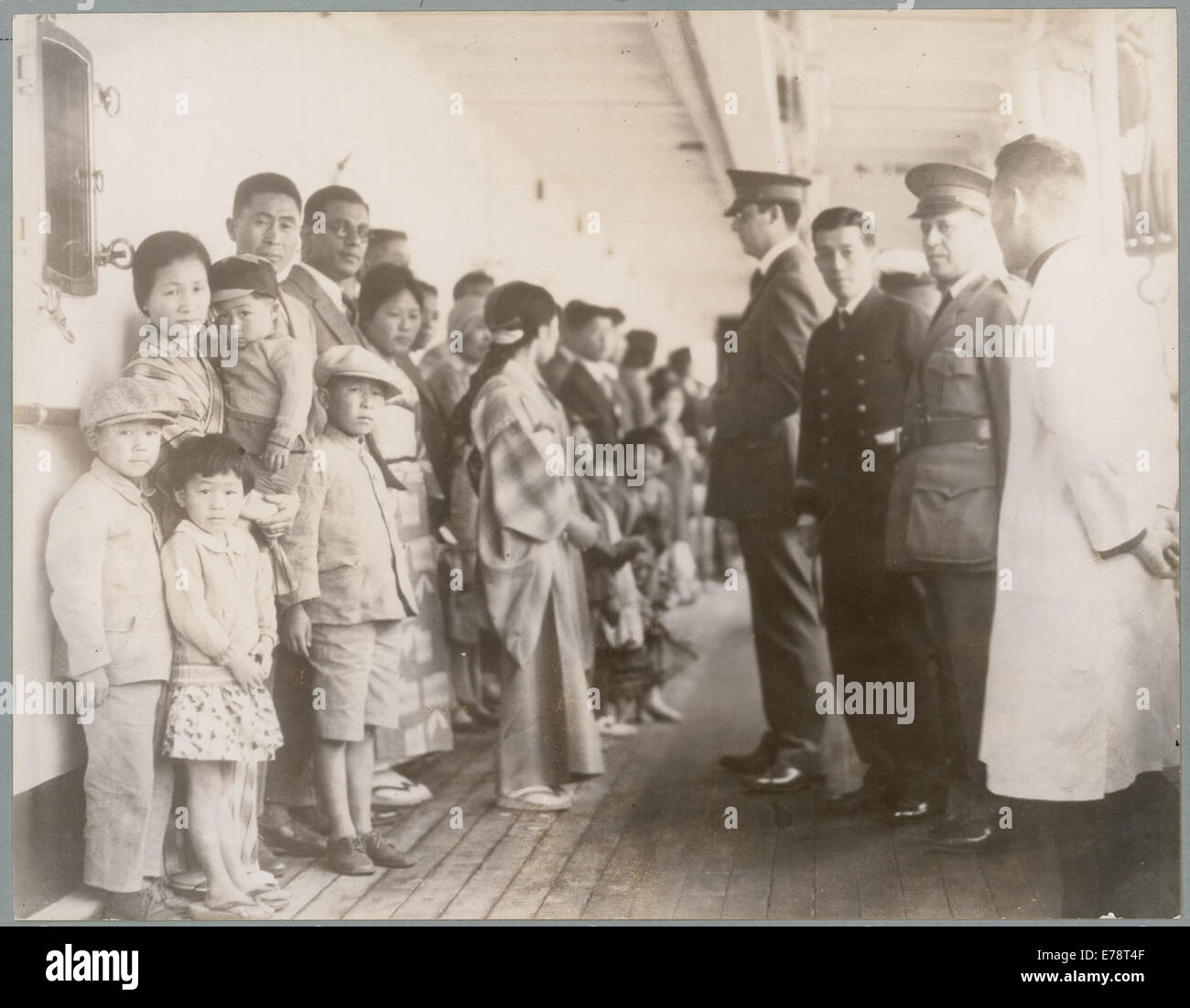 : Esame di passeggeri a bordo delle navi, il recipiente è la Shimyo Maru, Angel Island, California, 1931 Foto Stock