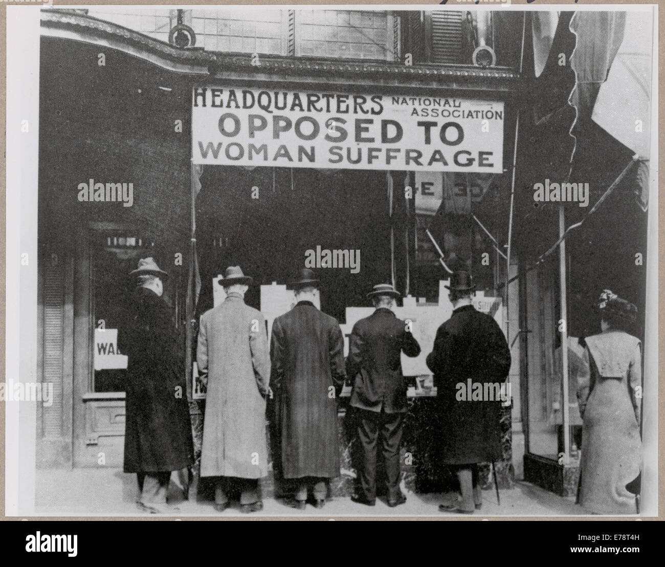 Passers-By guardando la finestra di visualizzazione presso la sede dell'Associazione Nazionale contrari alla donna il suffragio, ca. 1919 Foto Stock