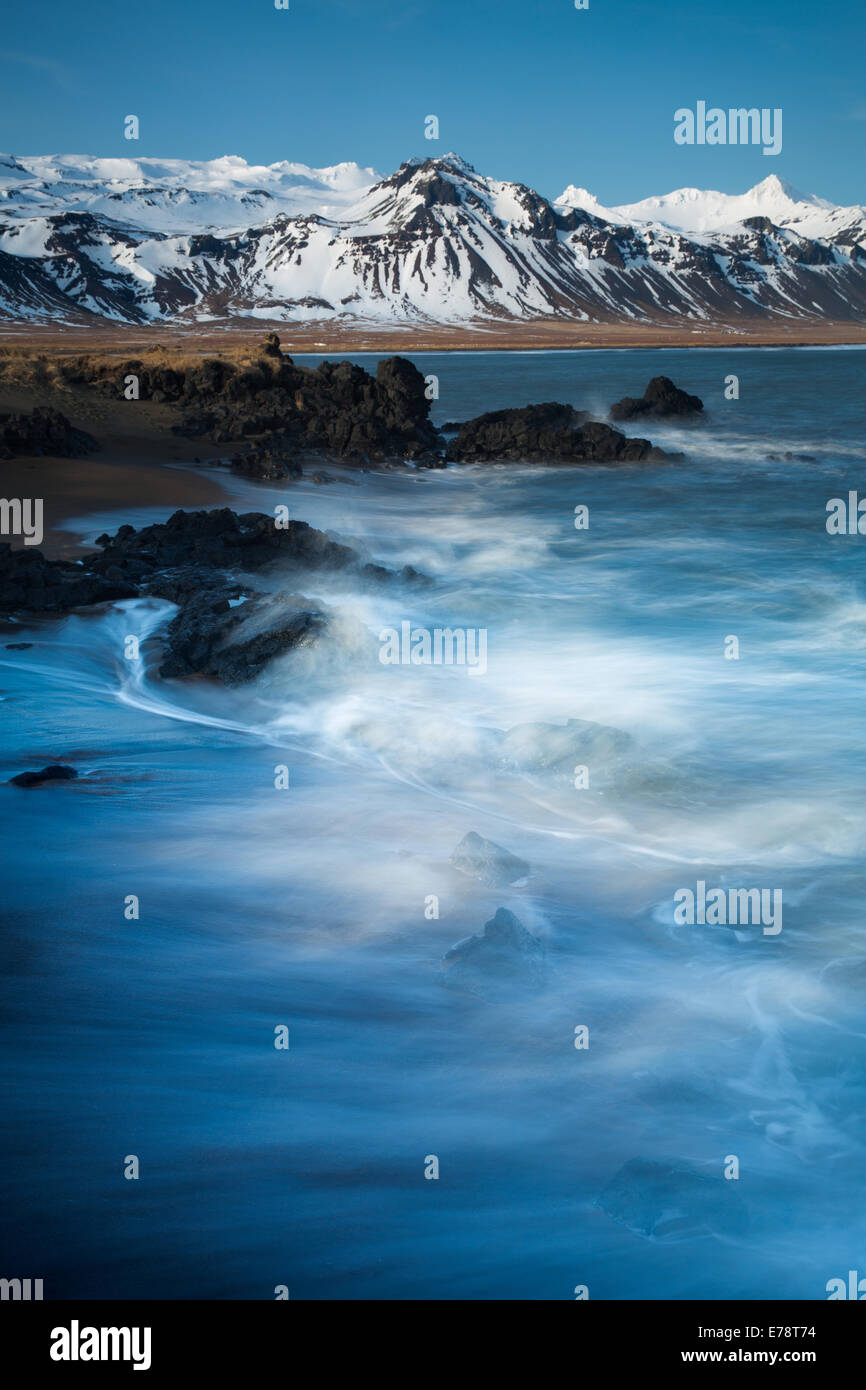 La costa a Budir con montagne di Holsfjall e la penisola di Snaefellsnes, Western Islanda Foto Stock