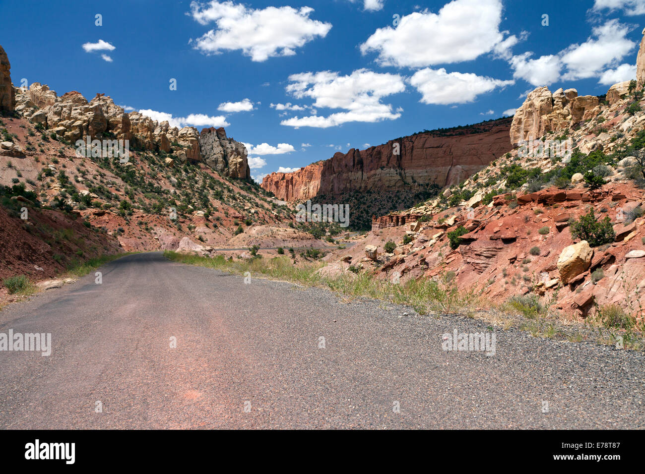 Burr Trail Strada attraverso canyon lungo in grande scala Escalante monumento nazionale. Foto Stock