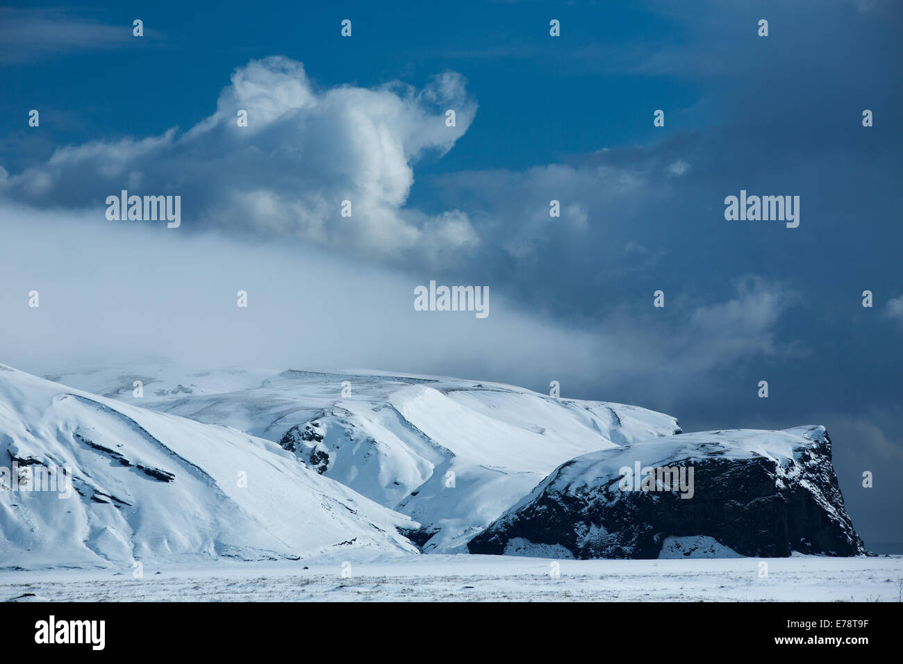 Harfursey nella neve, Myrdalssandur, sud dell'Islanda Foto Stock