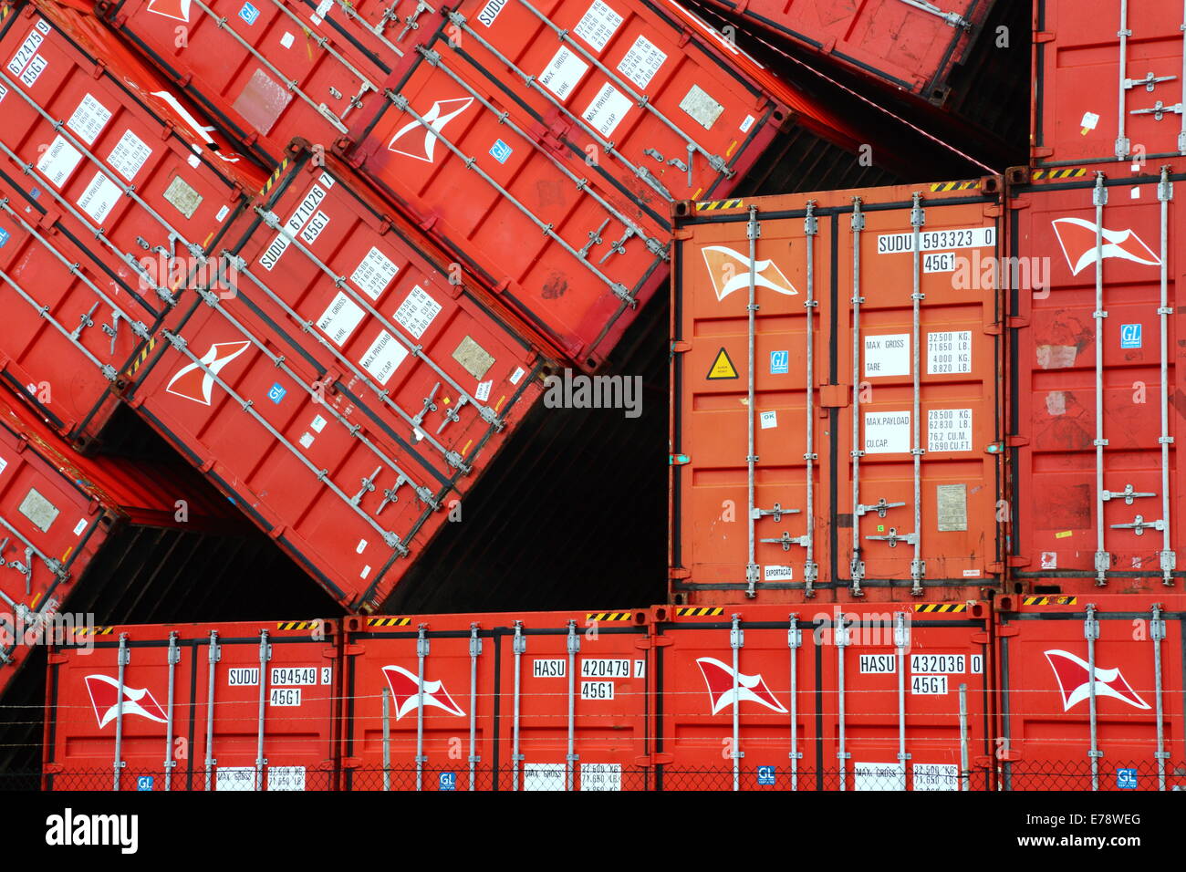 Forti venti rovesciato questi contenitori di spedizione al porto di Fremantle, Western Australia. Foto Stock