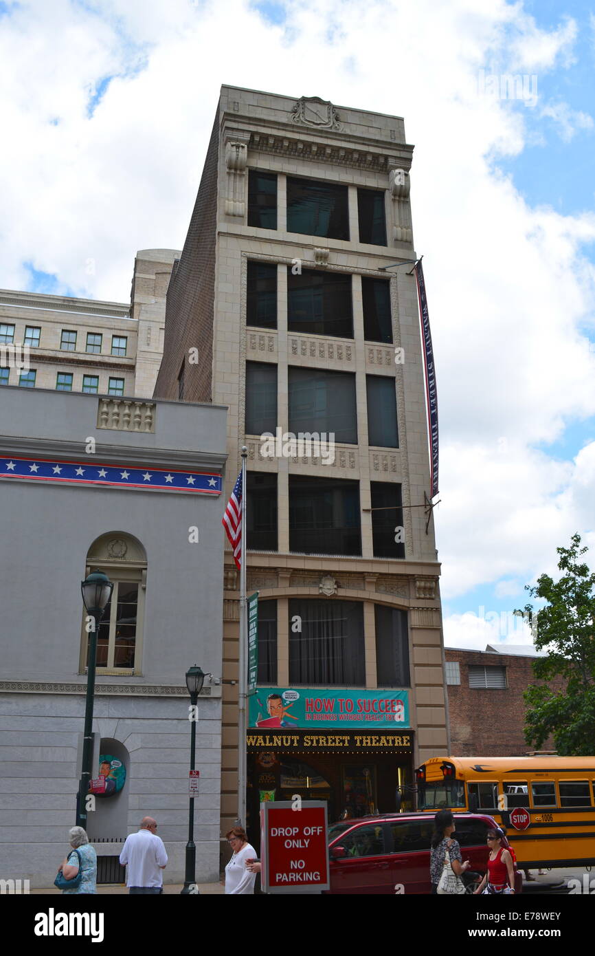 Questa immagine mostra l'edificio est del Walnut Street Theater, situato nello storico quartiere Society Hill o Old Town di Philadelphia, vicino all'Independence Hall. L'edificio fa parte del ricco patrimonio culturale della città e funge da importante luogo di ritrovo per spettacoli dal vivo. Foto Stock