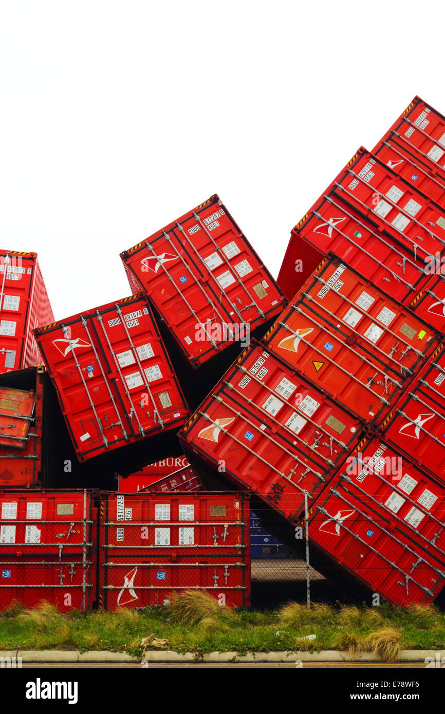 Forti venti rovesciato questi contenitori di spedizione al porto di Fremantle, Western Australia. Foto Stock