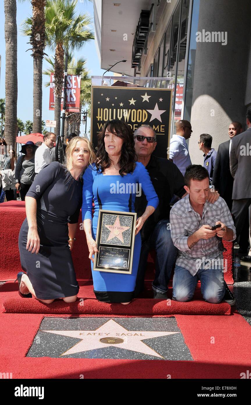 Los Angeles, CA, Stati Uniti d'America. 9 Sep, 2014. Christina Applegate ha, Katey Sagal, Ed O'Neill, David Faustino presso la cerimonia di induzione per la stella sulla Hollywood Walk of Fame per Katey Sagal, Hollywood Boulevard, Los Angeles, CA, 9 settembre 2014. Credito: Michael Germana/Everett raccolta/Alamy Live News Foto Stock