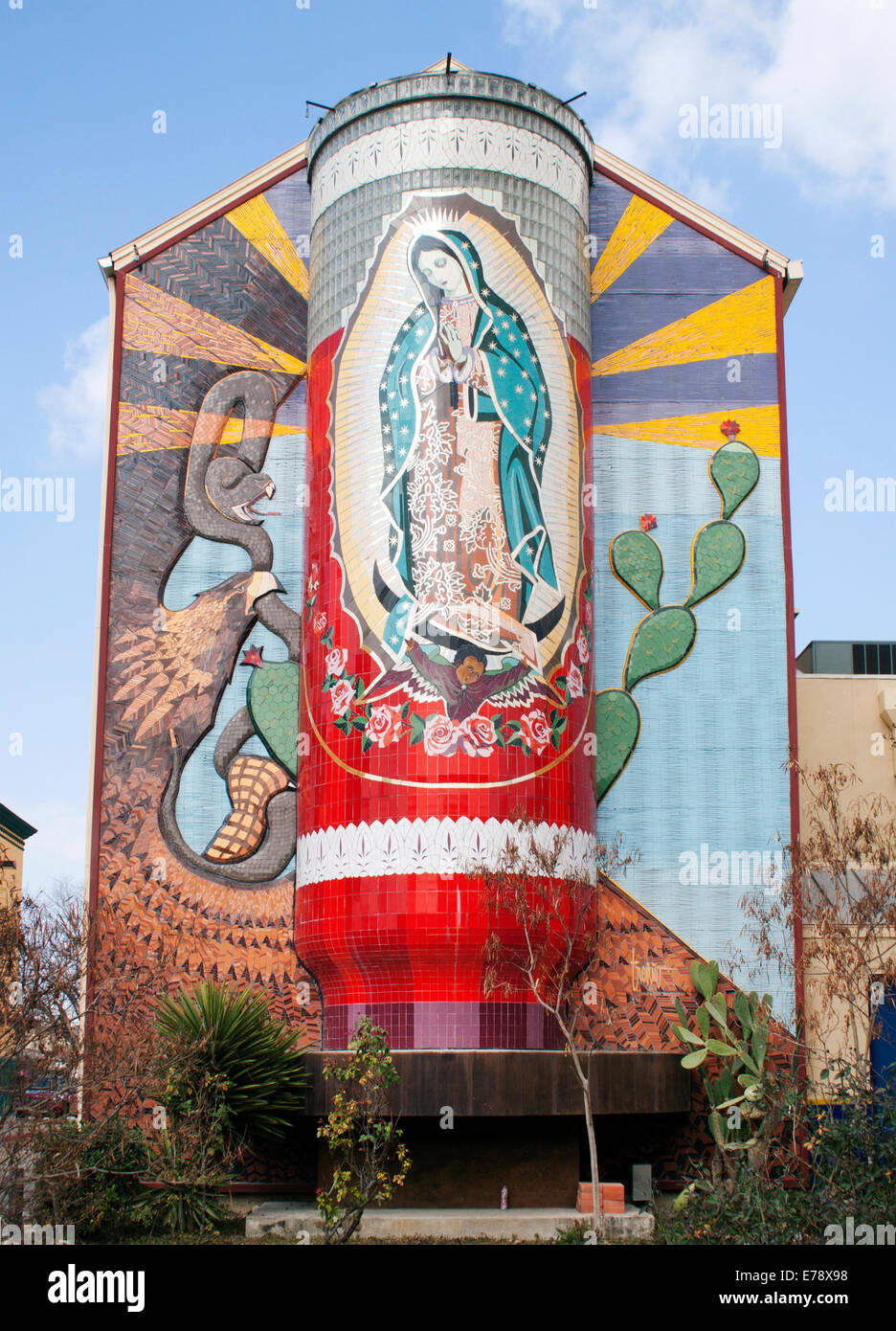 San Antonio, Texas, vanta la candela votiva "nostra Signora di Guadalupe" più grande del mondo, un tributo imponente che mescola fede, cultura e arte stradale. Foto Stock