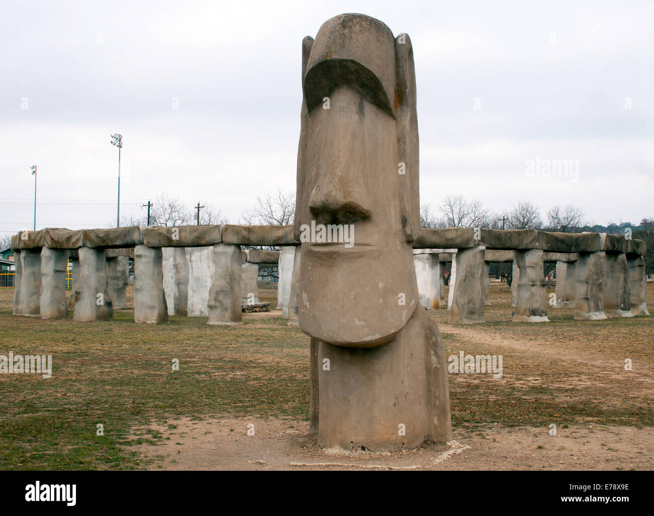 Le repliche di Easter Island Head e Stonehenge a Ingram, Texas, portano antichi misteri iconici nella Texas Hill Country in un'attrazione a lato della strada Foto Stock