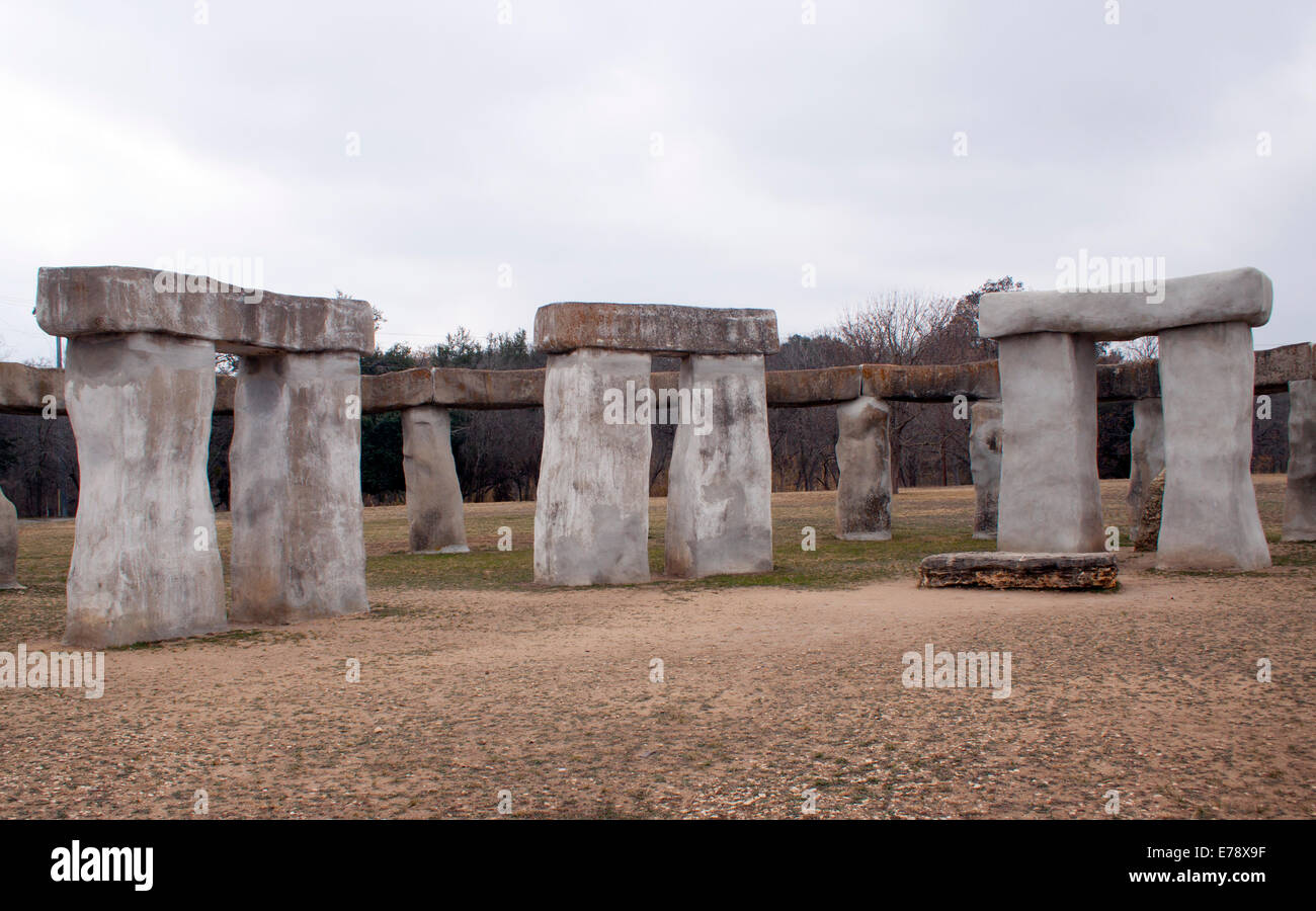 Isola di Pasqua di testa e Stonehenge replica in Ingram Texas Foto Stock
