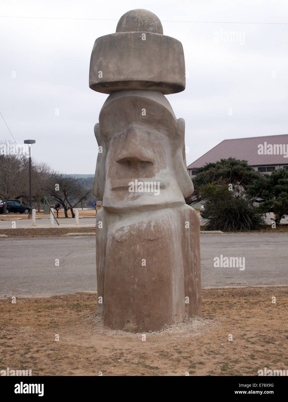 Le repliche di Easter Island Head e Stonehenge a Ingram, Texas, portano antichi misteri iconici nella Texas Hill Country in un'attrazione a lato della strada Foto Stock