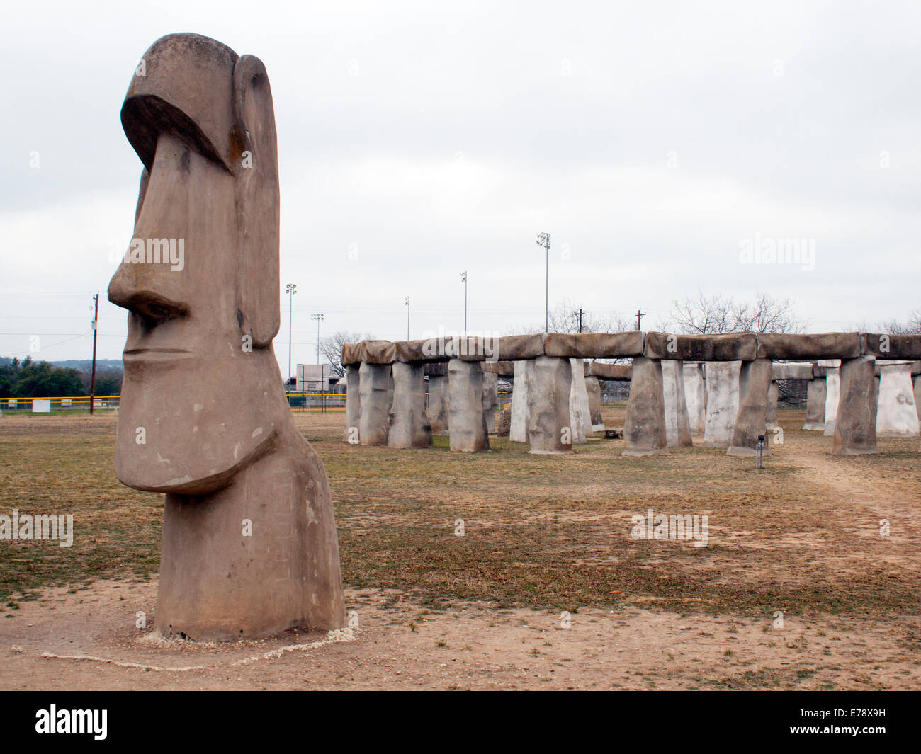 Le repliche di Easter Island Head e Stonehenge a Ingram, Texas, portano antichi misteri iconici nella Texas Hill Country in un'attrazione a lato della strada Foto Stock