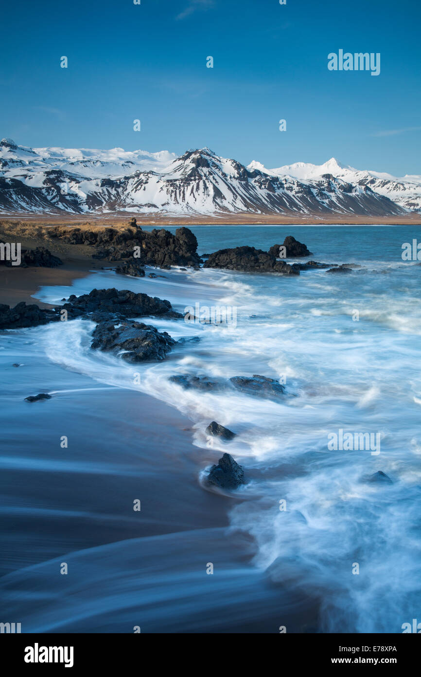 La costa a Budir con montagne di Holsfjall e la penisola di Snaefellsnes, Western Islanda Foto Stock