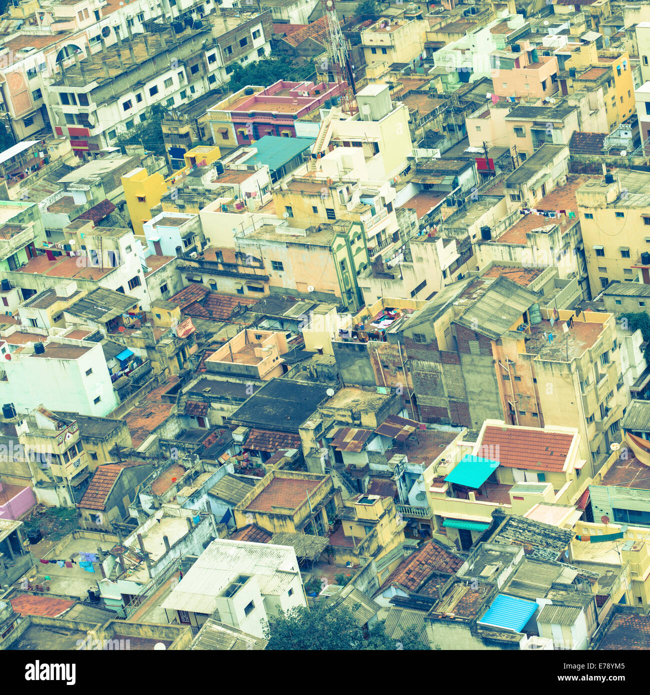 In stile retrò immagine di case colorate nelle affollate città indiana Trichy, India, nello Stato del Tamil Nadu Foto Stock
