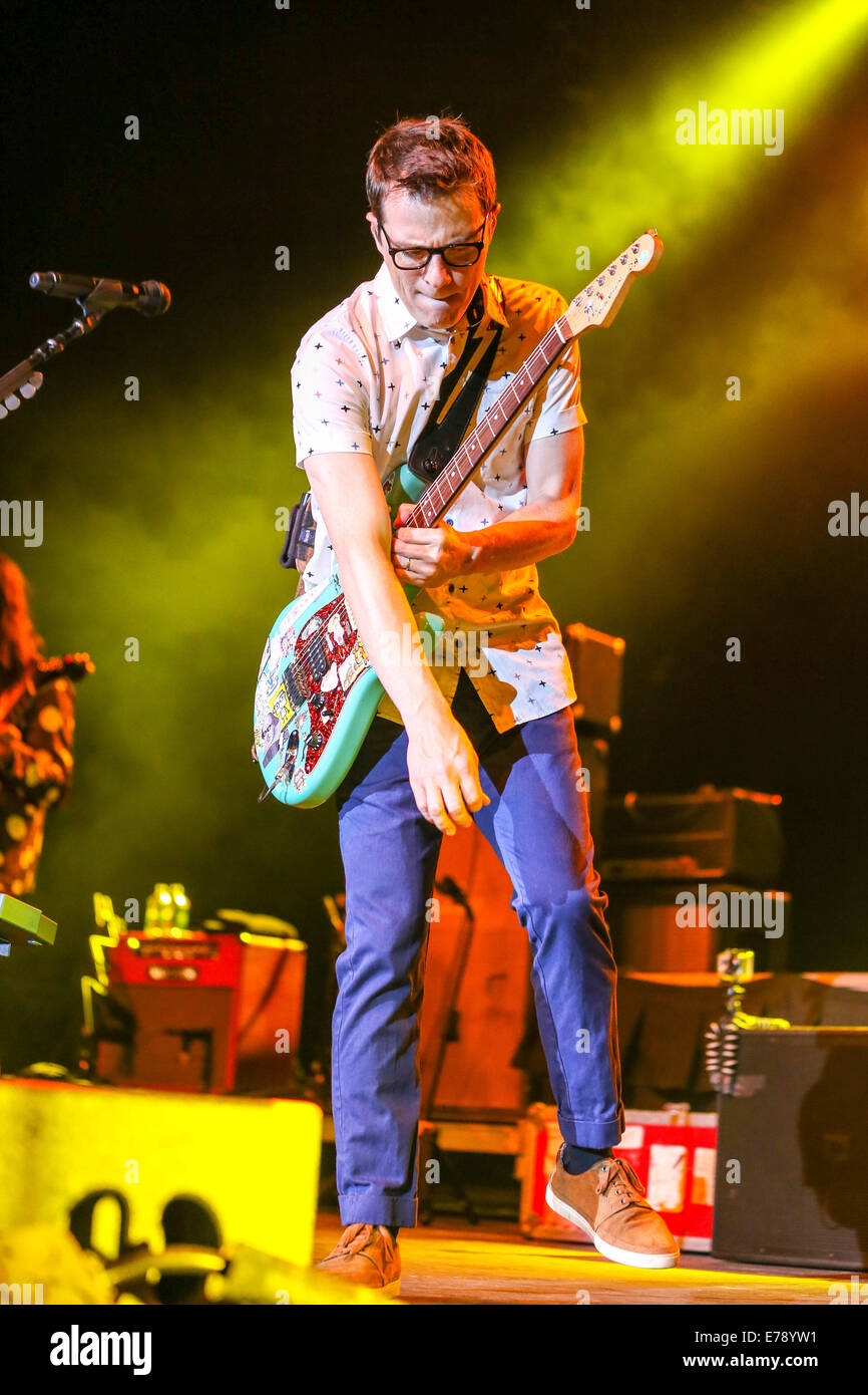 Raleigh, North Carolina, Stati Uniti d'America. 7 Sep, 2014. Music Artista WEEZER porta la loro 2014 Summer Tour a Raleigh, NC come parte del 95X Big Shindig. Weezer è un americano di rock band formata a Los Angeles nel 1992. La band è composta di fiumi Cuomo piombo (vocals, chitarra), Patrick Wilson (tamburi), Brian Bell (chitarra ritmica, backing vocals, tastiere) e Scott Shriner © Andy Martin Jr./ZUMA filo/Alamy Live News Foto Stock