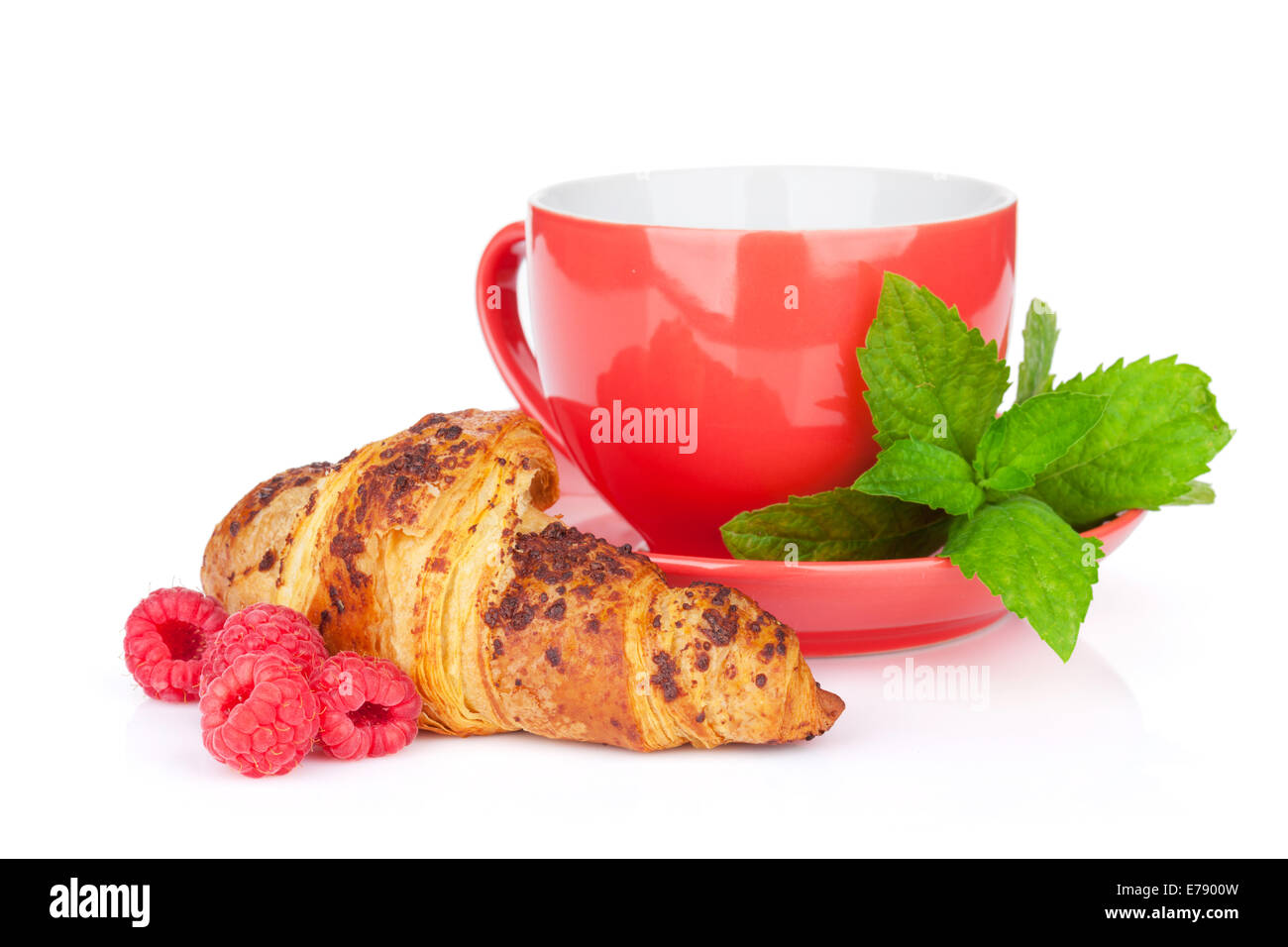 Tazza di caffè e croissant fresco e bacche. Isolato su sfondo bianco Foto Stock