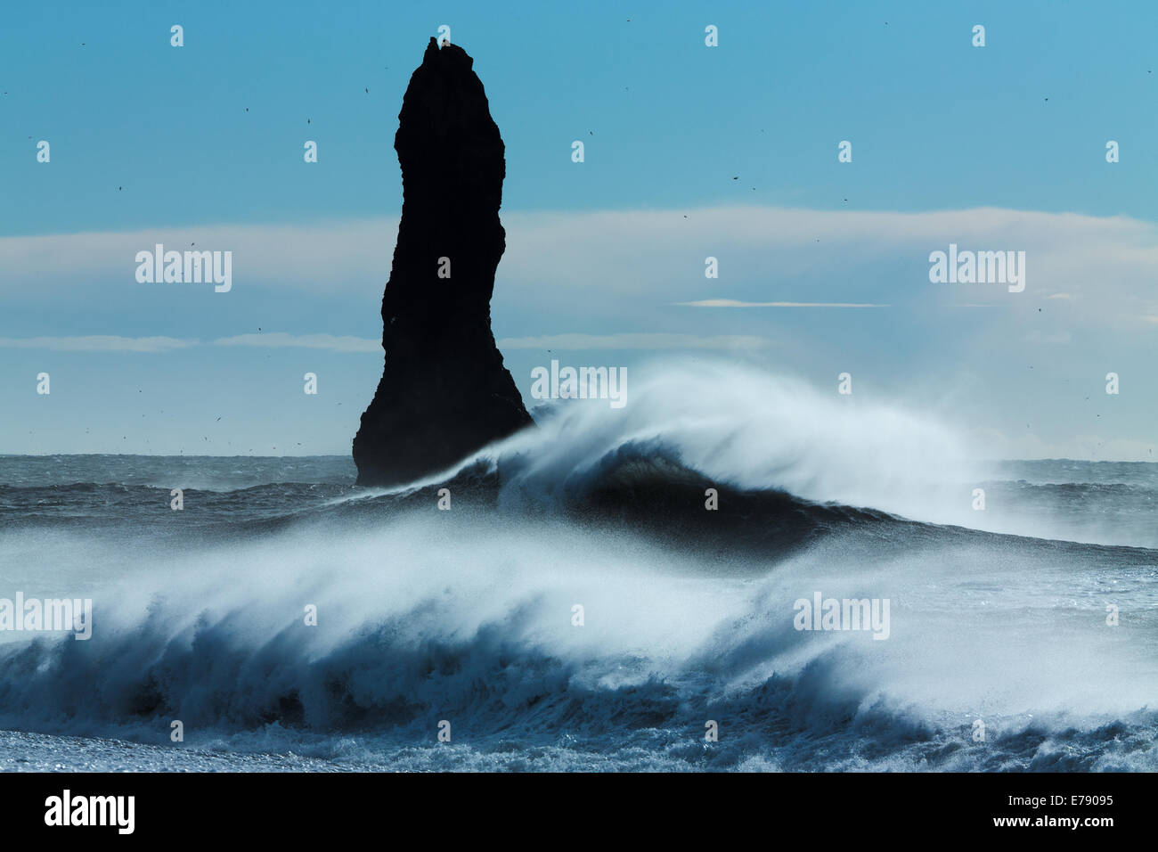 Onde che si infrangono sulla spiaggia Renisfjara nella parte anteriore del basalto Reynisdrangar mare pile, sud dell'Islanda Foto Stock