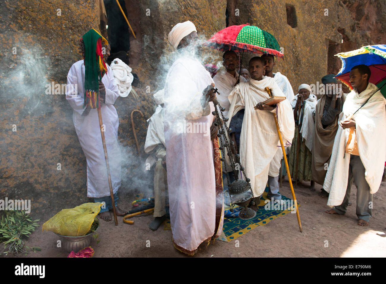 Lavare i piedi cerimonia che si terrà al Saint George chiesa di Lalibela. Foto Stock