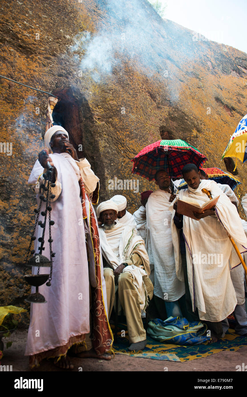 Lavare i piedi cerimonia che si terrà al Saint George chiesa di Lalibela. Foto Stock