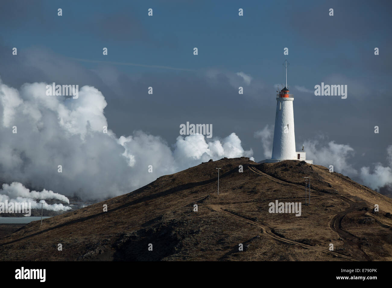 Vapore dalla stazione elettrica geotermica e il faro di Reykjanes Peninsula, Islanda Foto Stock