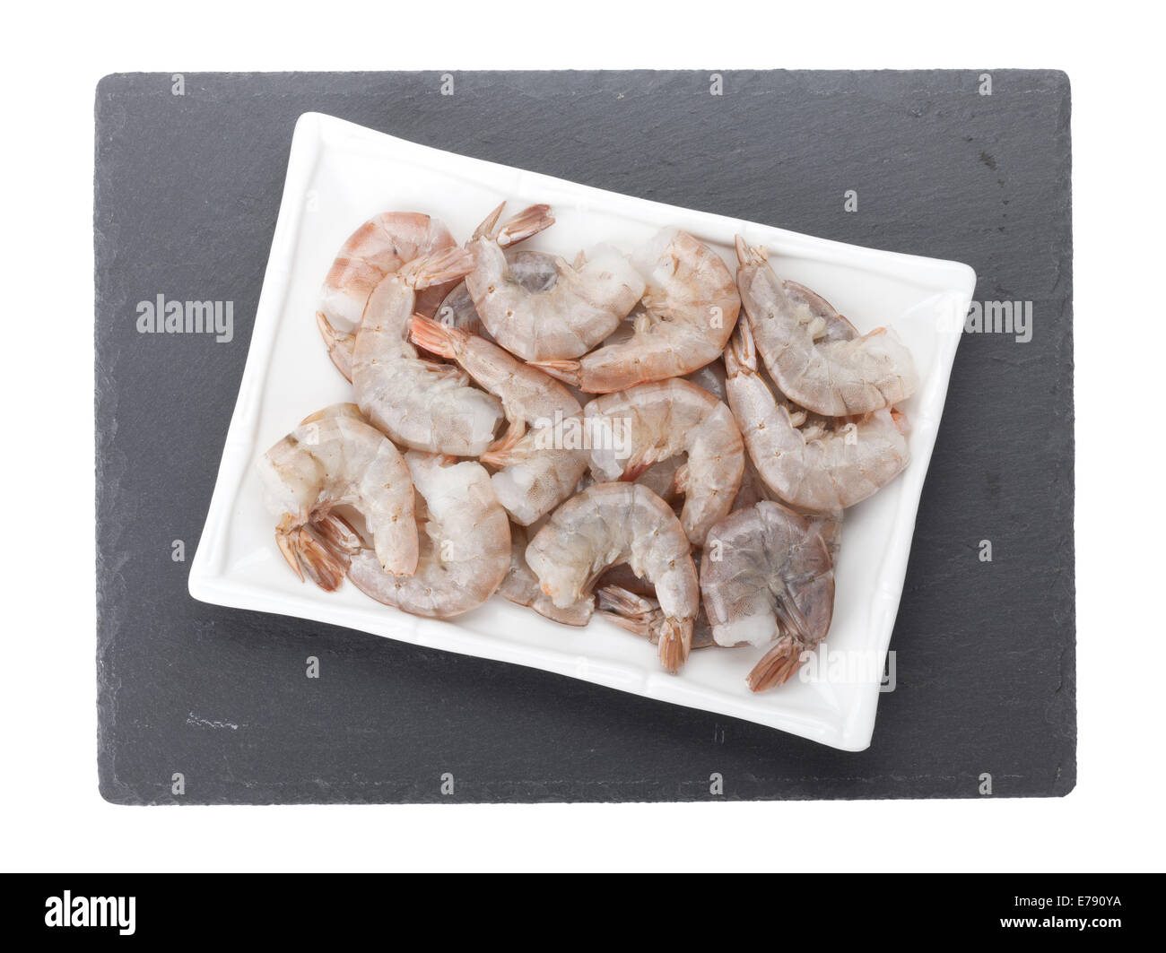 Raw gamberi crudi la piastra al di sopra della scheda di pietra. Isolato su sfondo bianco Foto Stock