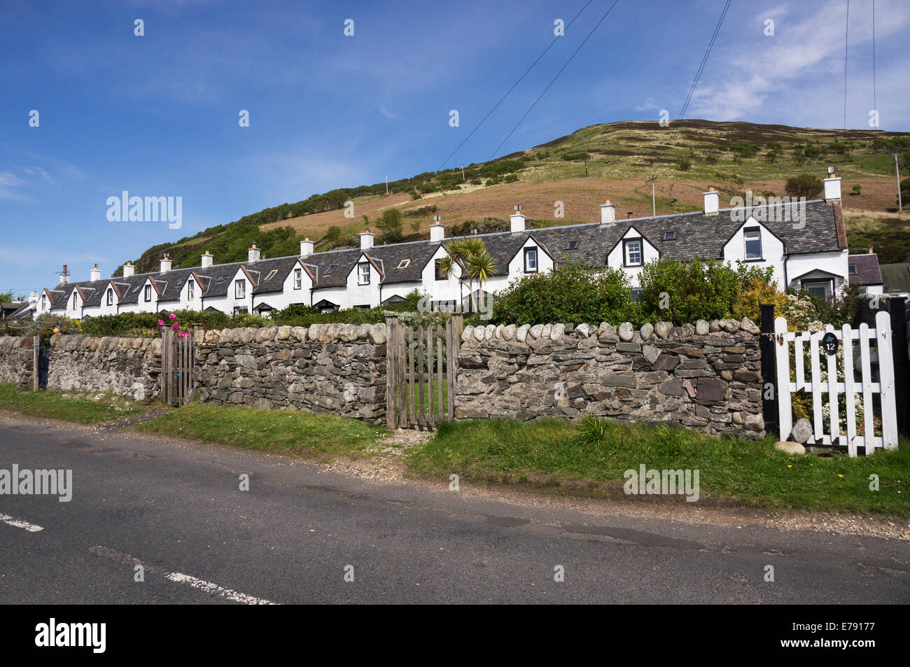 Catacol, Isle of Arran - costa nord occidentale. Una fila di cottages noto come 'i dodici Apostoli' Foto Stock