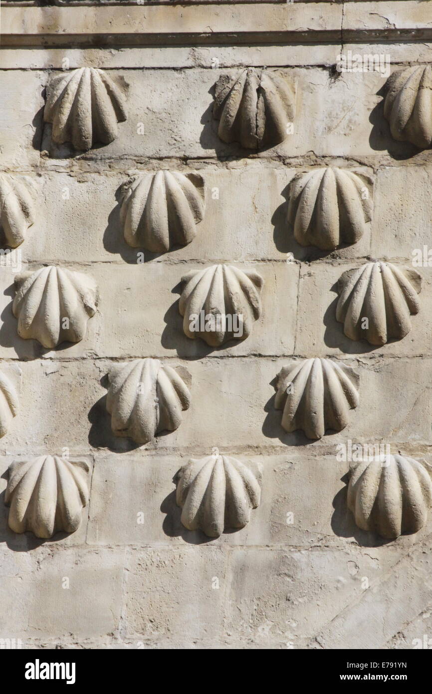 I serbatoi da strada di St Jacques di Compostella sulla parete della Basilica di San Isidoro, il centro città di Leon Castiglia e Leon Foto Stock