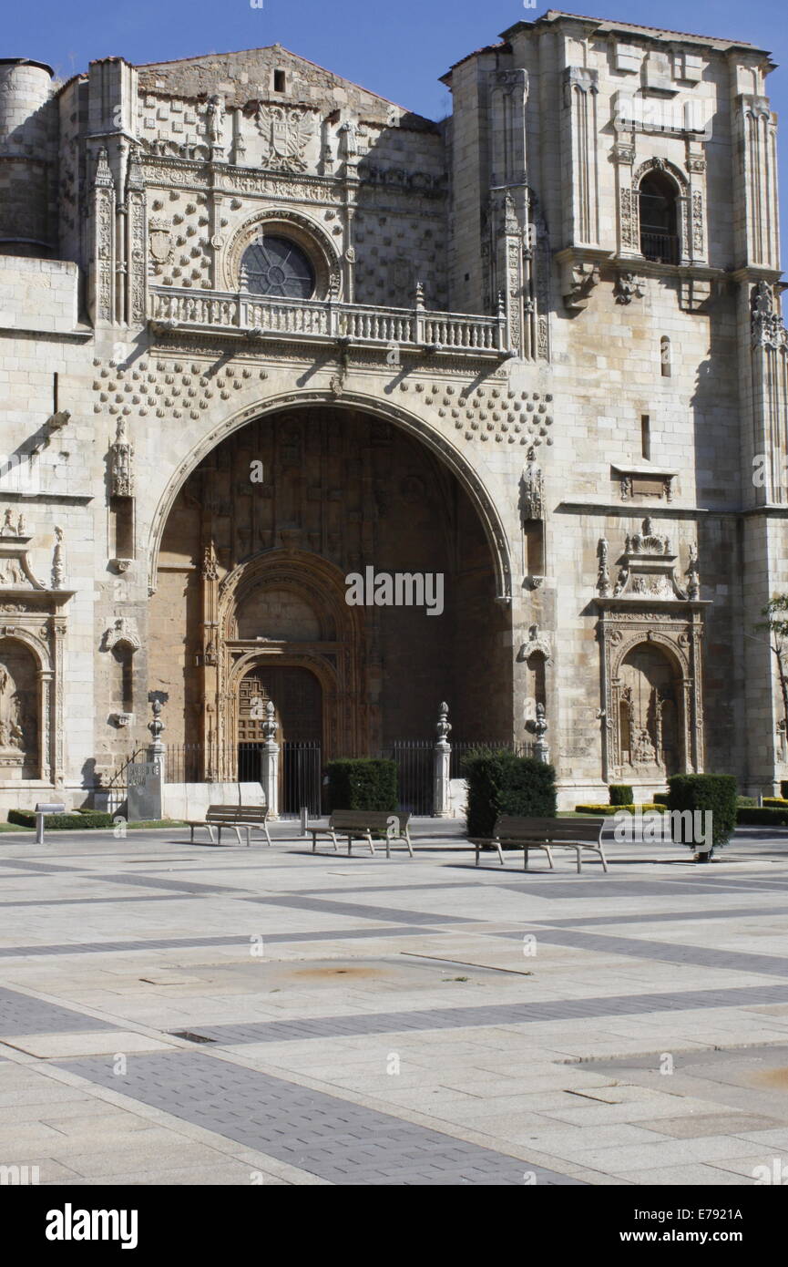 Piazza antistante la Basilica di San Isidoro, strada di St Jacques di Compostella, il centro città di Leon Castiglia e Leon, Spagna. Foto Stock