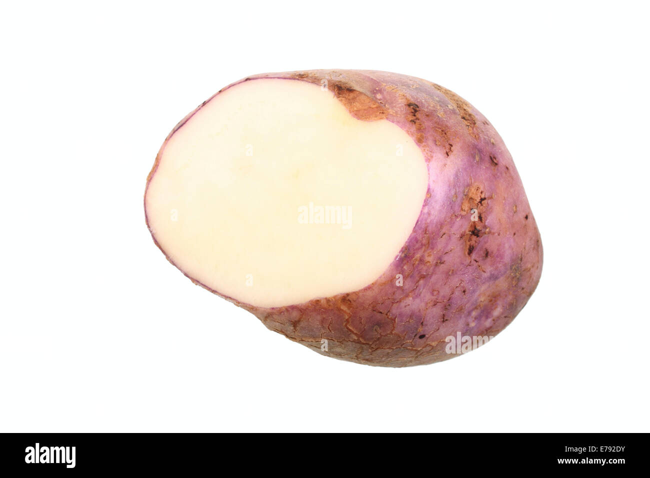 La patata, Skerry varietà blu, tagliate a metà Foto Stock