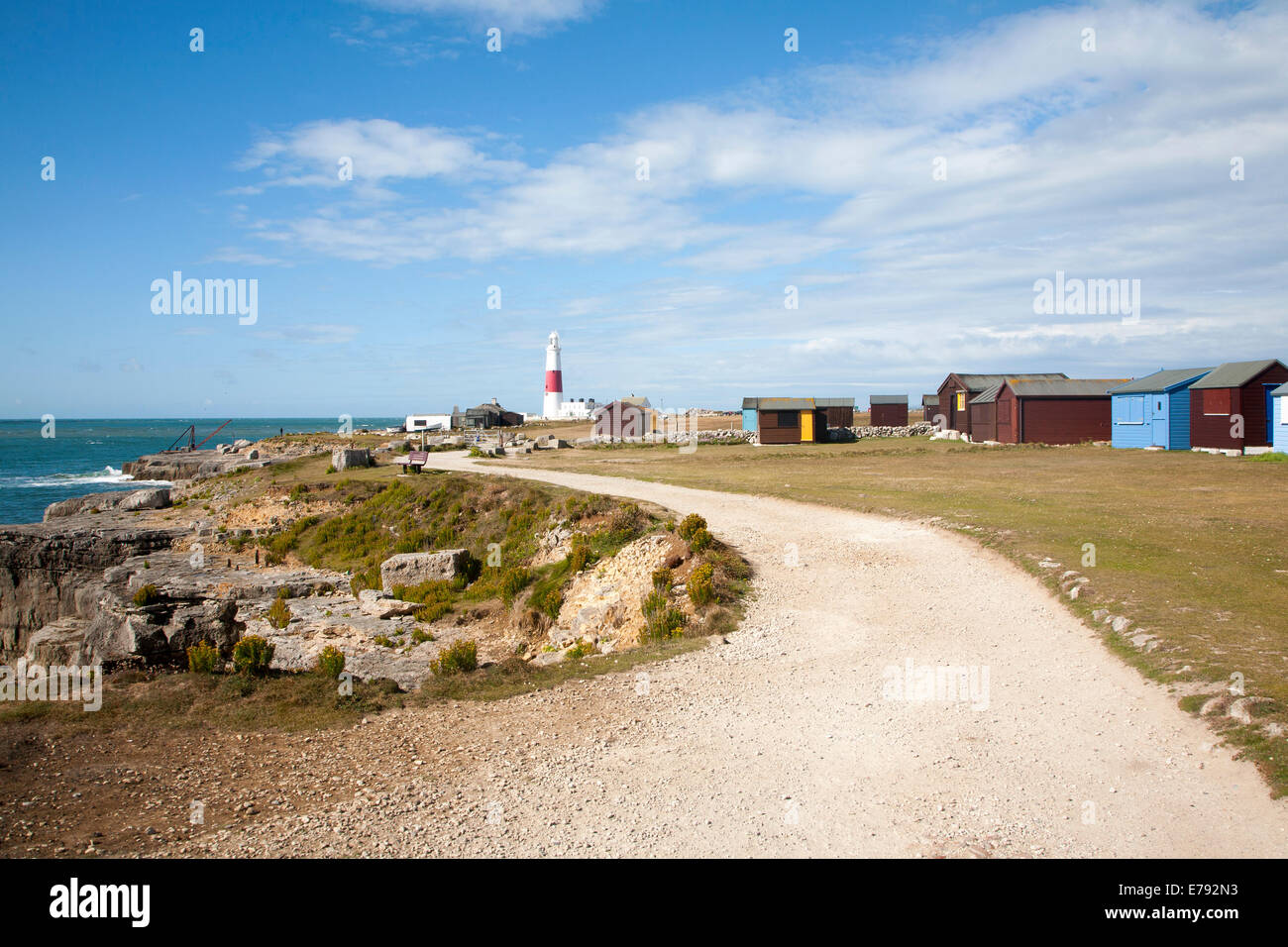 Il bianco e il rosso faro sulla costa a Portland Bill, isola di Portland, Dorset, Inghilterra Foto Stock