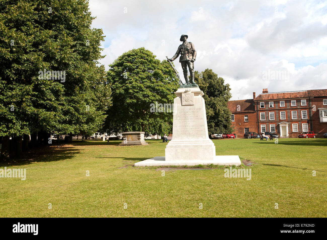 La prima guerra mondiale la statua commemorativa sul verde della cattedrale di Winchester, Hampshire, Inghilterra Foto Stock