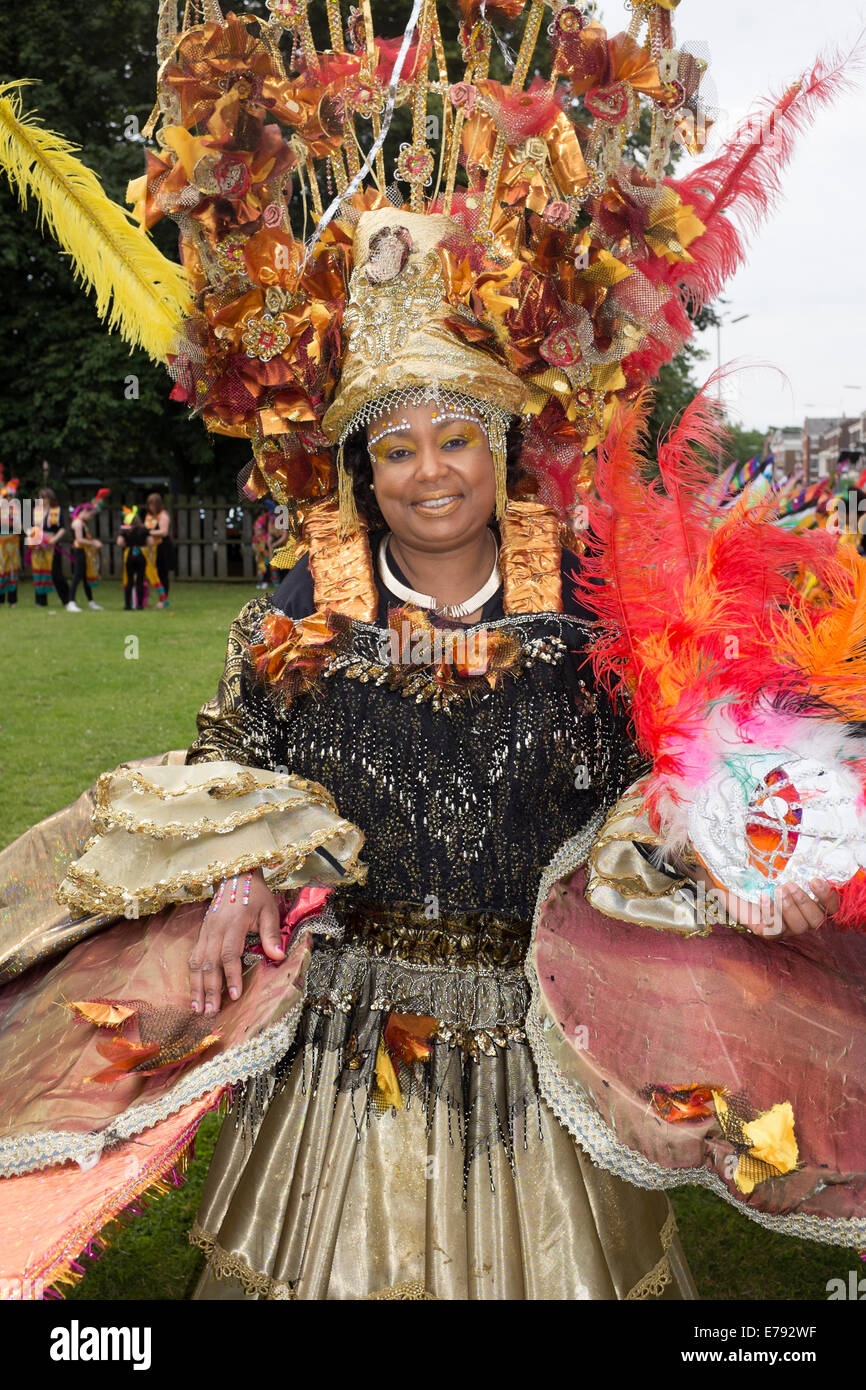 Il Carnevale dei Caraibi donna felice Lady Black sorridente Foto Stock