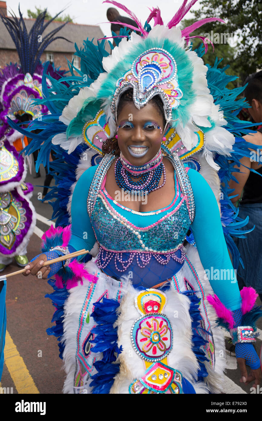 Sorridenti Grande Nero donna donna abiti di carnevale Foto Stock