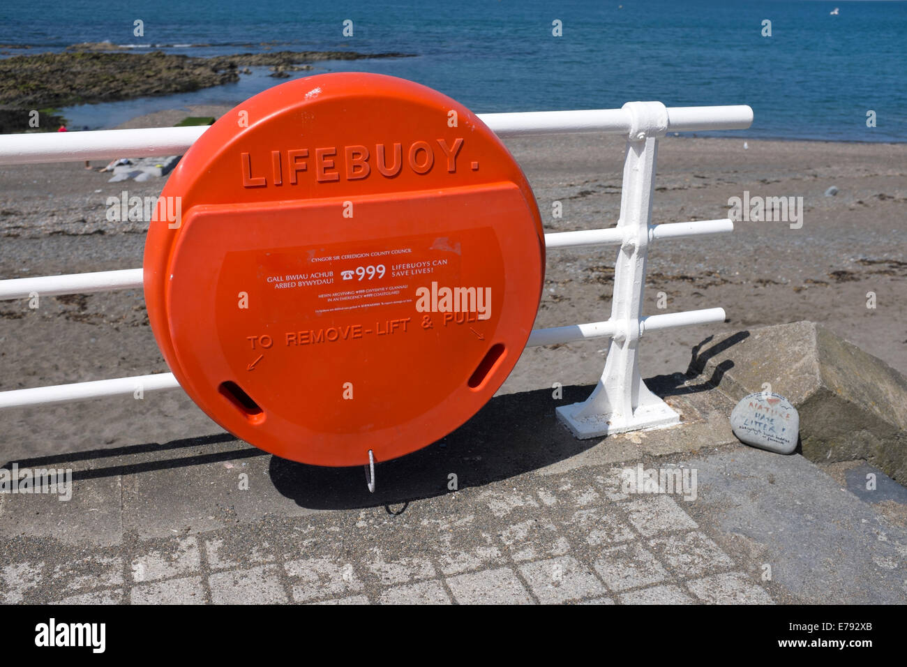 Ciambella rossa Lifebelt Anello di vita balneare annegare la cinghia Foto Stock