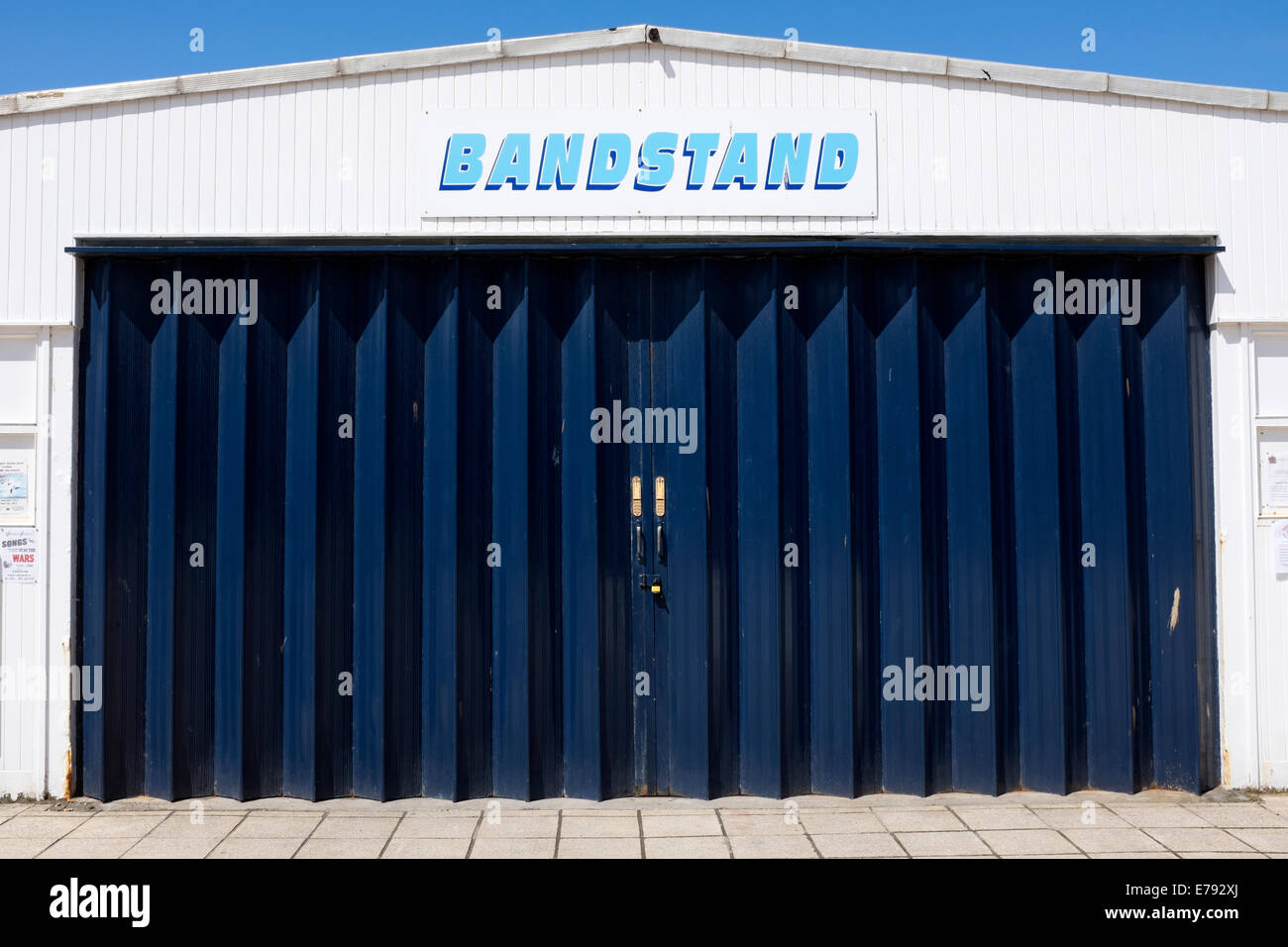 Bandstand English Seaside Beach Blue porte chiuse Foto Stock