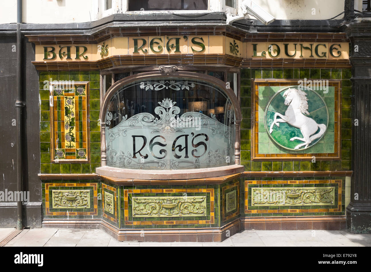 Bar Reas Rea's Lounge piastrelle ornate Glassf pannellizzazione Foto Stock