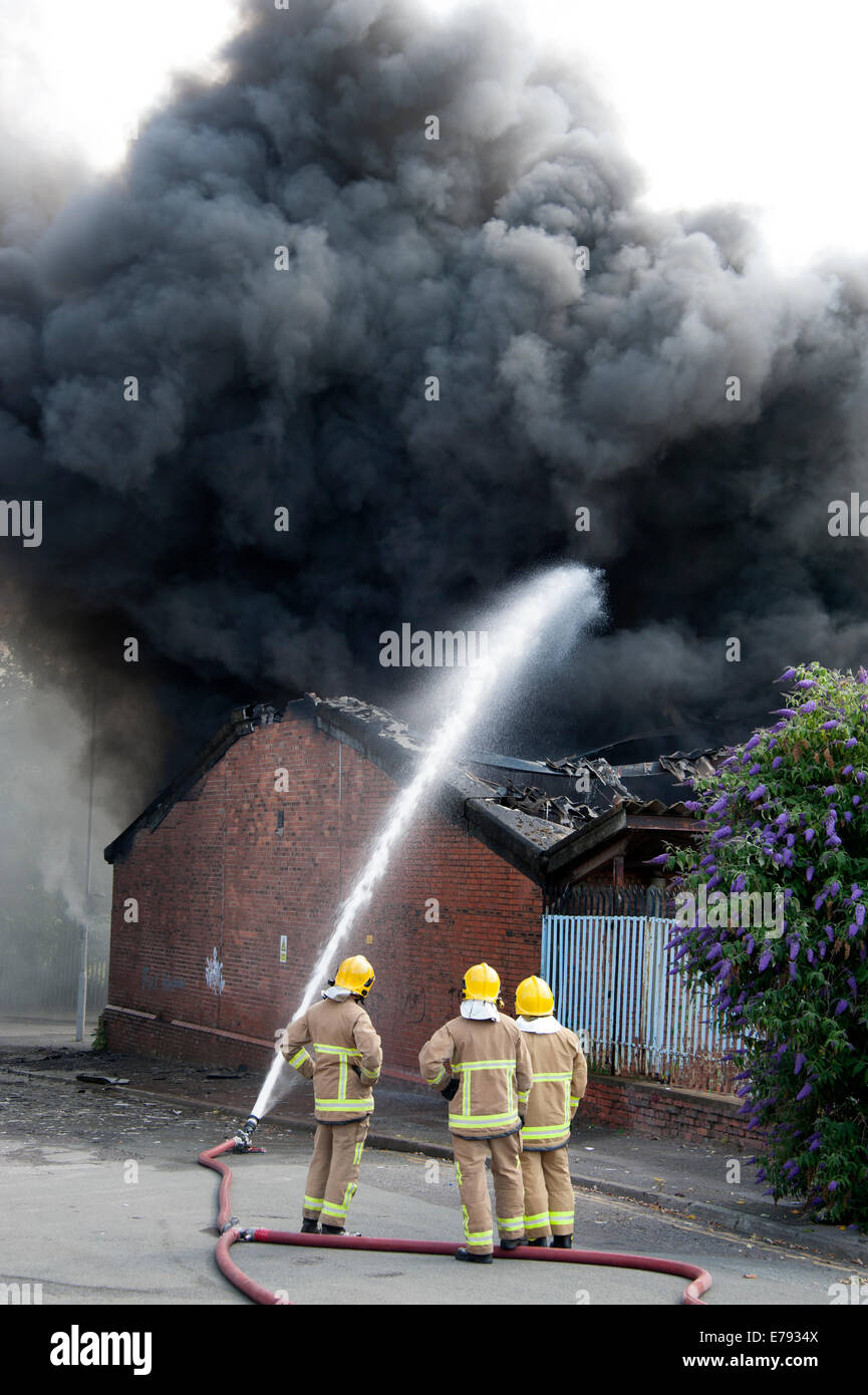 Magazzino incendio in fabbrica grandi lotti di fiamme di fumo Foto Stock